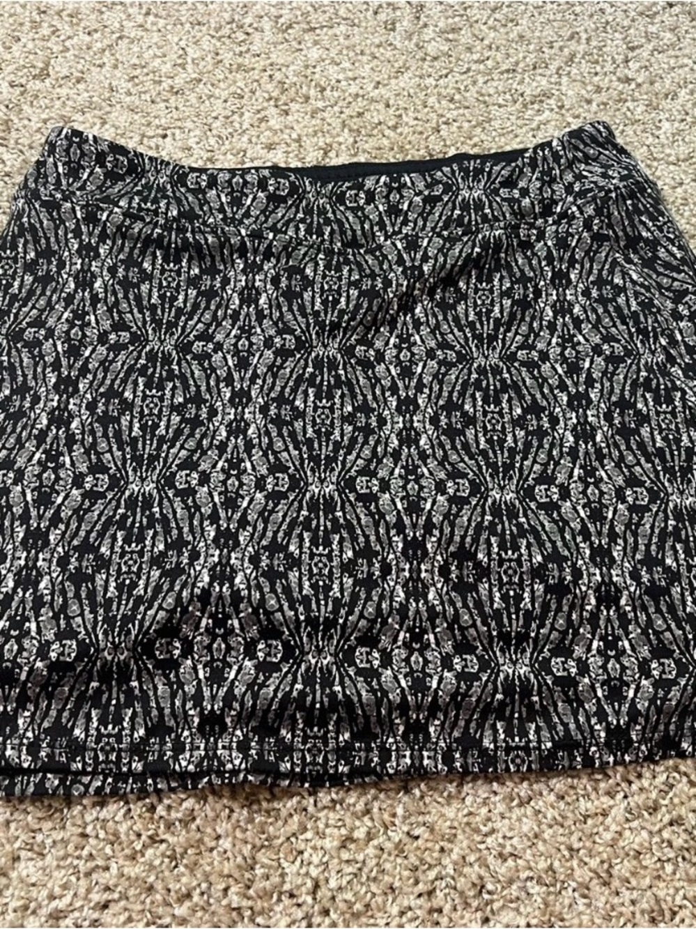 Tranquility by Colorado Clothing Black & White Patterned skort medium